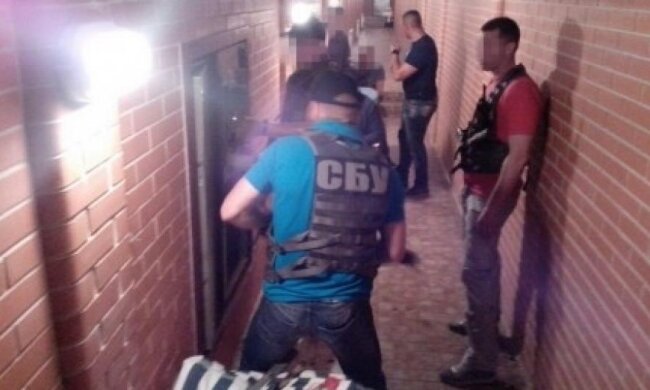 Миколаївський чиновник переховував у тунелях під будинком золото і антикваріат