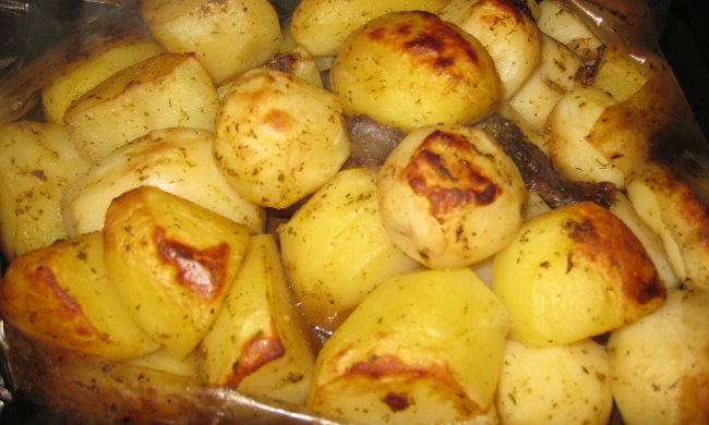 Идеи вкусных блюд во время Великого поста: рецепт печеного картофеля в рукаве