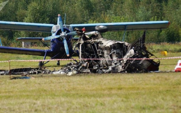Російський літак впав на житлові будинки: моторошні кадри