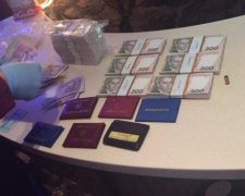 Поліцейський та податківець погоріли на хабарі у $50 тисяч
