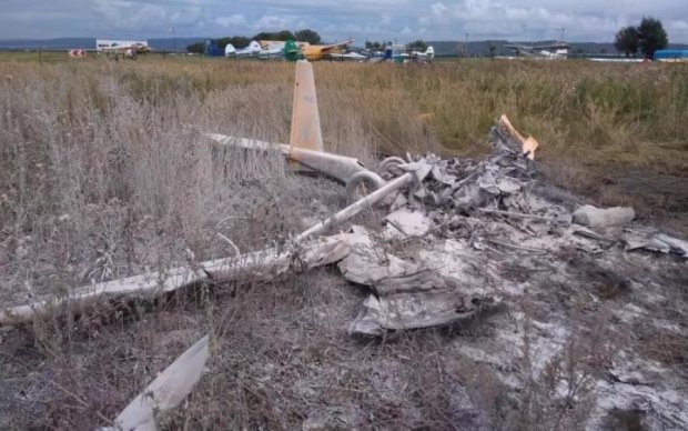 Рухнув і загорівся: момент падіння російського літака потрапив на відео