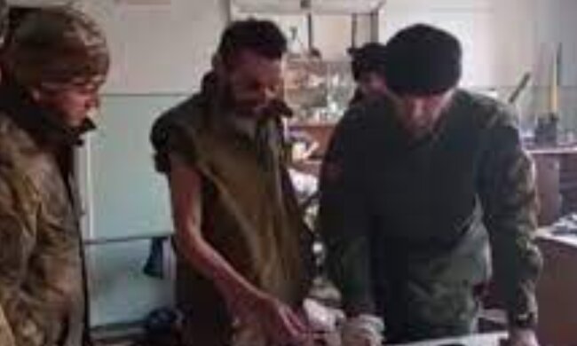 Кадыровцы в очередном ролике из Мариуполя выдали бездомного за украинского разведчика: "Постоянно бухой"