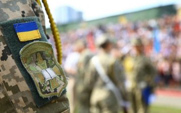 "Доводилося бути з повіями, щоб ніхто мене не запідозрив. Тому що було б дивно, що всі - так, а я ховаюся в кутку. Я не хотів, щоб мене викрили.", - ветеран-гей відверто розповів п