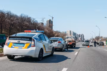 У центрі Києва автобус розчинився в асфальті, а водій застряг: кадри з місця подій