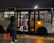 Українка заходить до автобуса / фото: Знай.ua