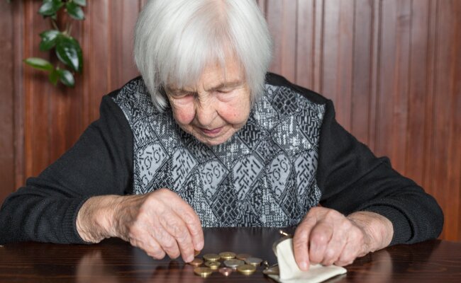 Пенсіонерка, яка рахує гроші