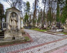 Львівський чиновник організував бізнес на кістках