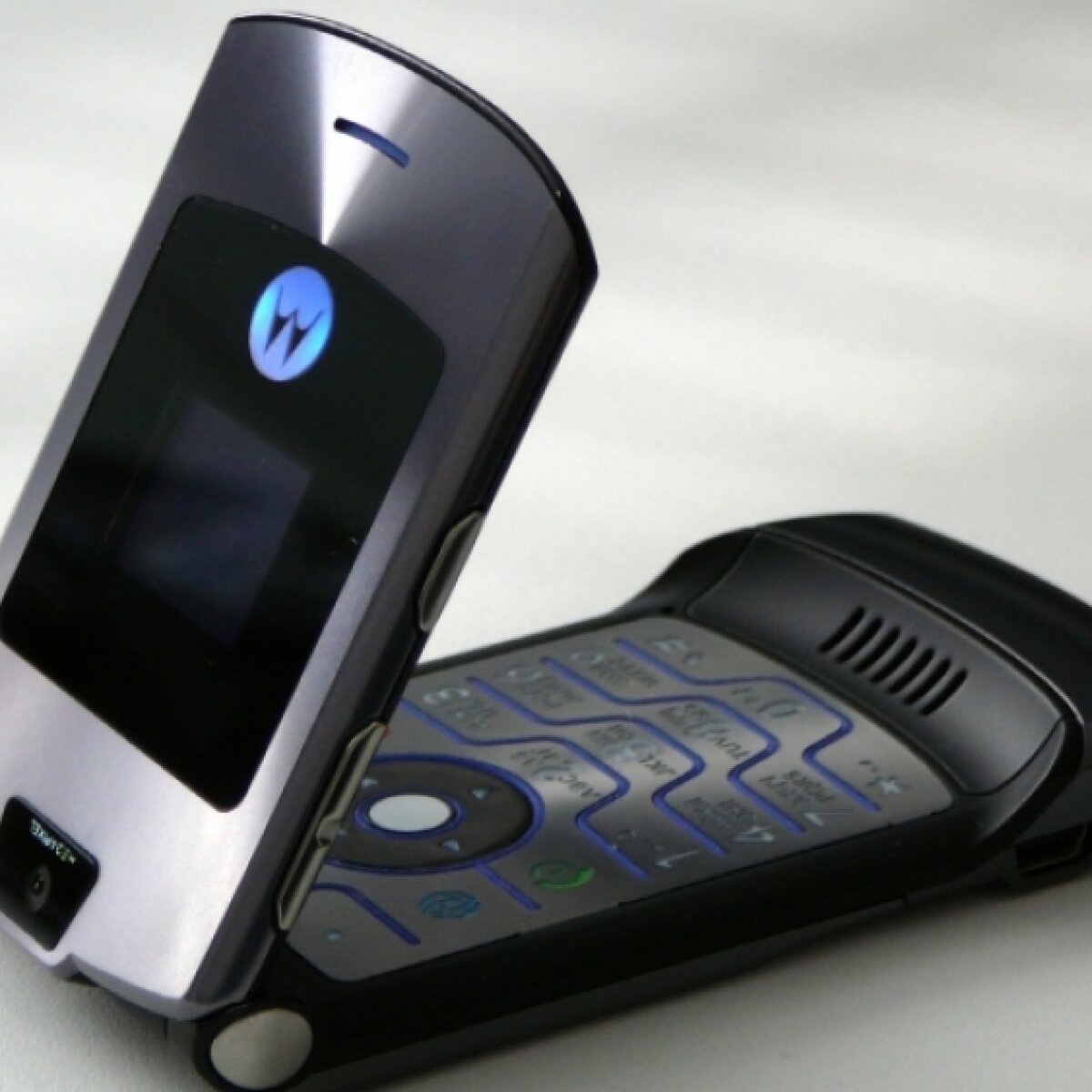 Motorola возродит легендарную раскладушку RAZR V3 - ЗНАЙ ЮА