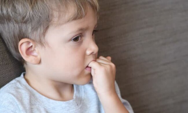 Ребенок грызет ногти: фото из свободных источников