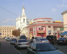 Будете руки заламывать? Спор киевлянки с копами перерос в потасовку