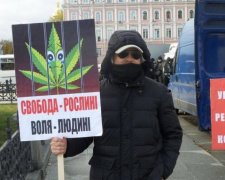 От Порошенко требуют легализовать легкие наркотики