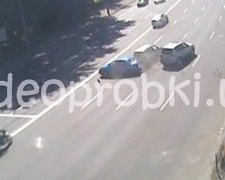 Зрелищная авария на Печерске попала в объектив камеры (ВИДЕО)