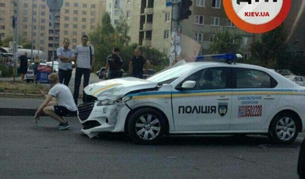 Копи знову розбили машину в Києві: паралізовано Оболонь