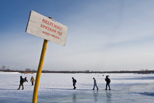 На Прикарпатье мужчина настойчиво пытался провалиться под лед: его отговорили копы и водолазы