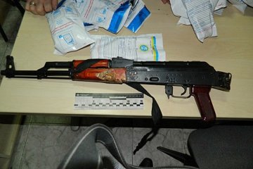 Поліцейські вилучили в центрі столиці зброю (фото)