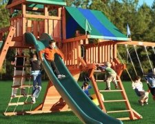 Комунальник виганяв дітей із двору автоматами