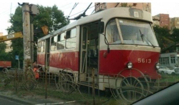 У Києві трамвай зійшов з рельсів на повному ходу