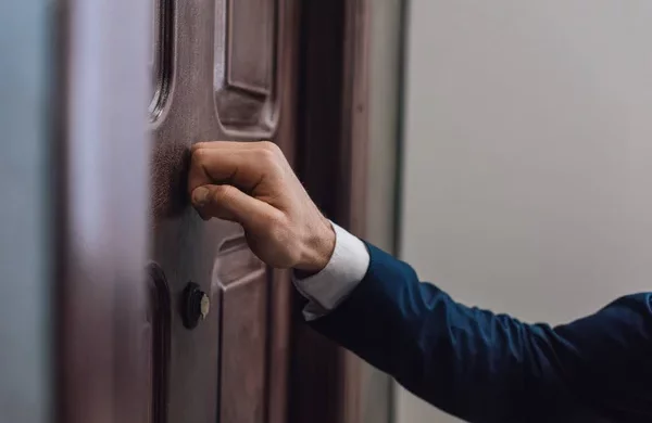 Стукають у двері. Фото з відкритих джерел