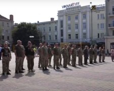 Тернополь вышел на Марш Защитников - военные с флагами и женщины с цветами: "С днем рождения, родная!"