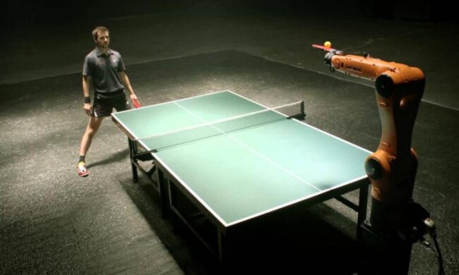 Запеклий бій! Людина в пух і прах рознесла армію роботів