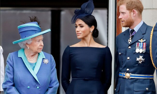 королева Елизавета с принцем Гарри и Меган Маркл, фото:Max Mumbi