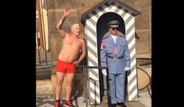 Чешского президента напугали красные трусы (ВИДЕО) 