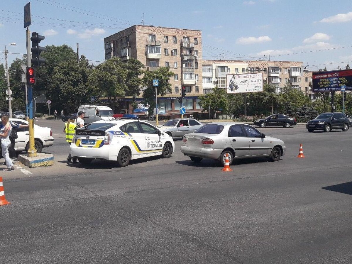 В Запорожье машина сбила мужчину, когда он переходил дорогу возле дома -  ЗНАЙ ЮА