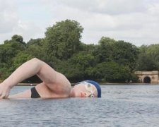 Гігантська спортсменка "заплила" у лондонський Гайд-парк