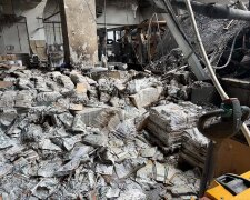 Знищені підручники після російського обстрілу друкарні