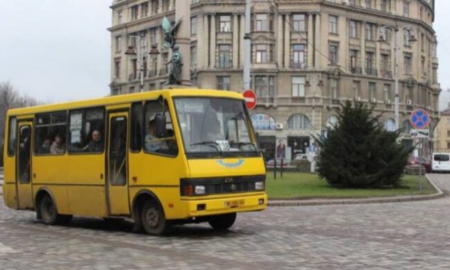 Долетался: в Львове переполненная маршрутка "разбулась" посреди дороги, кадры за шаг до катастрофы