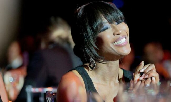 Молодой ухажер оголил прелести Наоми Кэмпбелл: фото