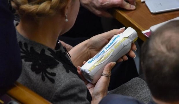 Тимошенко принесла в Раду "последнюю бутылку"