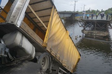 На Дніпропетровщині міст обвалився разом  фурою, фото: 056.ua