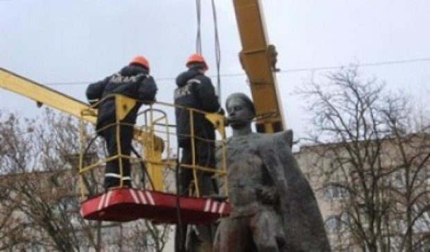  В Бердичеве демонтировали памятник Котовскому