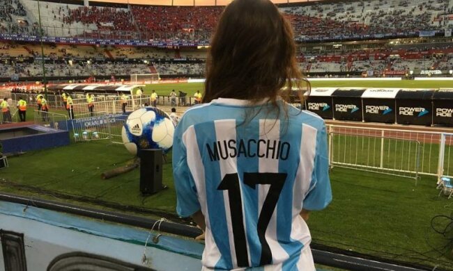 Девушка аргентинского футболиста может вызвать настоящий фурор в Милане