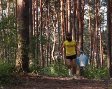 Харківський Форрест Гамп утер носи комунальникам Кернеса: сміття випаровується під ногами