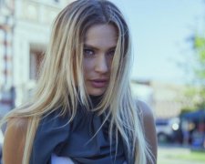 Пружні сідниці відомої актриси "з'їли" мікро-купальник