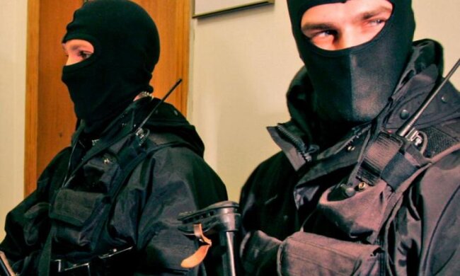 Унікальна спецоперація: силовики проводять обшуки у податківців 15 областей