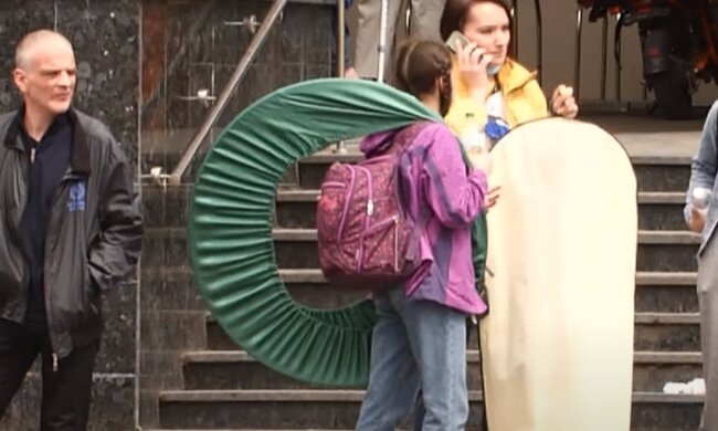 Люди на улицах, скриншот: Youtube