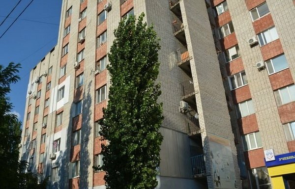 У Запоріжжі озвірілі малолітки розгромили орендовану квартиру і взяли на "мушку" господаря: моторошний заміс потрапив на камеру