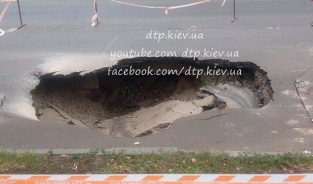 На столичной Борщаговке посреди дороги образовалась дыра