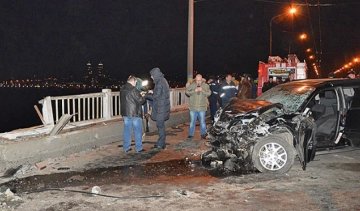 Автомобіль з людьми пішов на дно річки (фото)