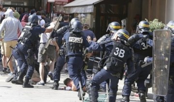 Во Франции российских ультрас проверяет вооруженный спецназ