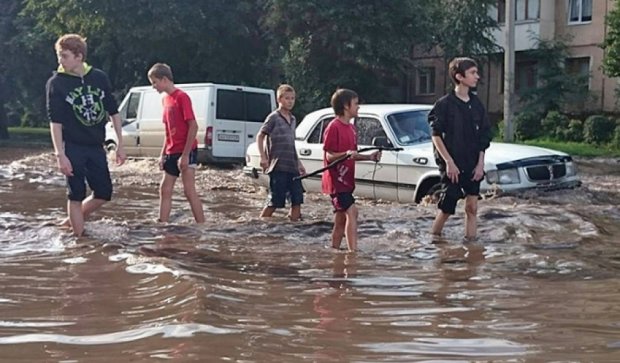 Харьковчане запрыгивали на скамейки, спасаясь от потопа (фото, видео)