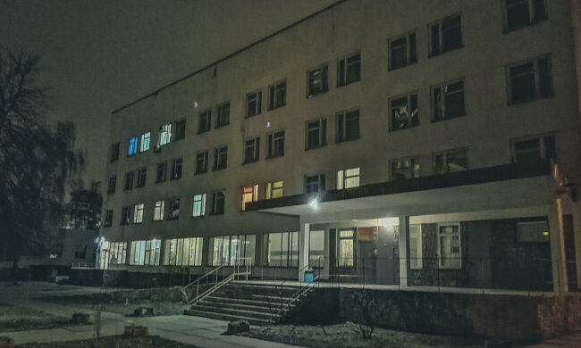 Ограбление или несчастный случай? В Киеве перед входом в детскую больницу обнаружили тело мужчины