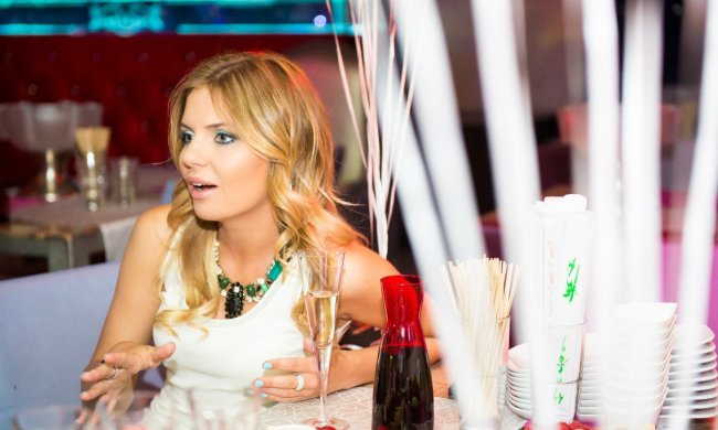 Горячие мамочки в купальниках: полуобнаженные жены украинских футболистов зажгли на Мальдивах