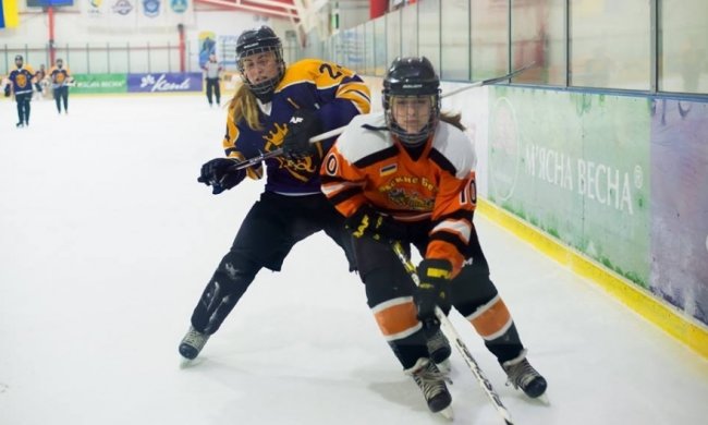 В Кременчуге двух хоккеисток с матча забрала "скорая" (фото) 