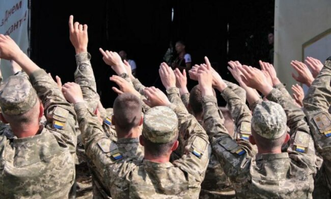 Прибічник "українського гетто" рвав гітари перед курсантами