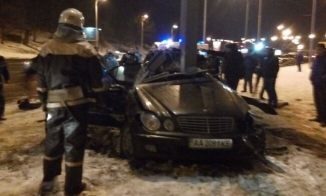 В Києві «Мерседес» розірвало навпіл  від удару об стовп (фото)