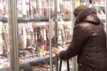 Колбасные изделия в магазине, кадр из видео